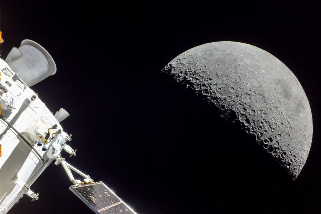 La capsula Orion, nel corso della missione Artemis I, sorvola la Luna il 5 dicembre scorso