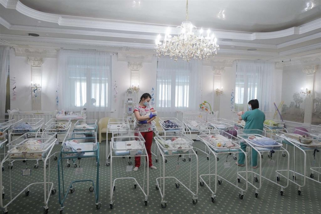 Il salone dei ricevimenti di un hotel del centro di Kiev trasformato in nursery