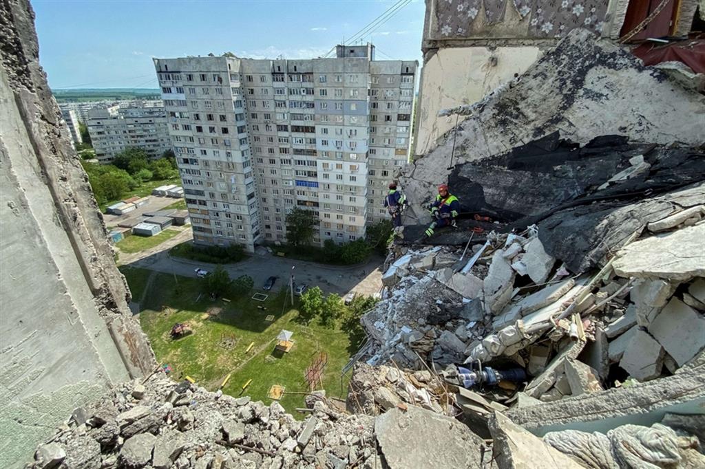 Un'immagine di Kharkiv da un appartemento sventrato dalle bombe