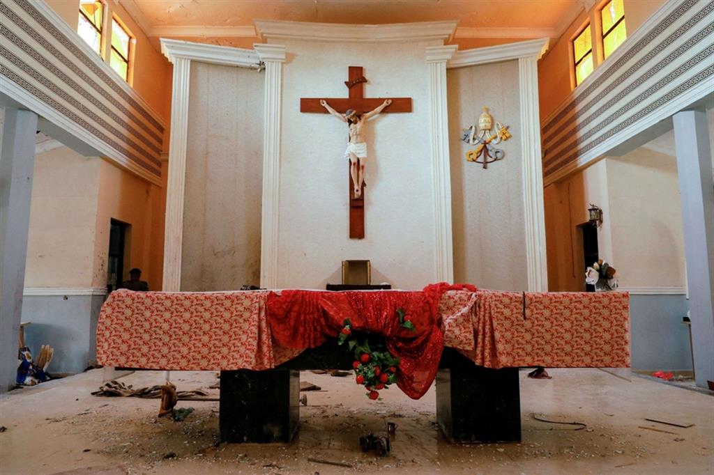 La chiesa di San Francesco devastata dall'attacco nella domenica di Pentecoste
