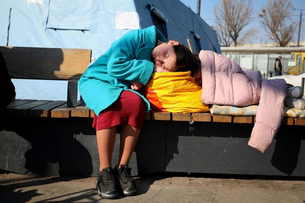 Migrante ucraina dorme su una panchina