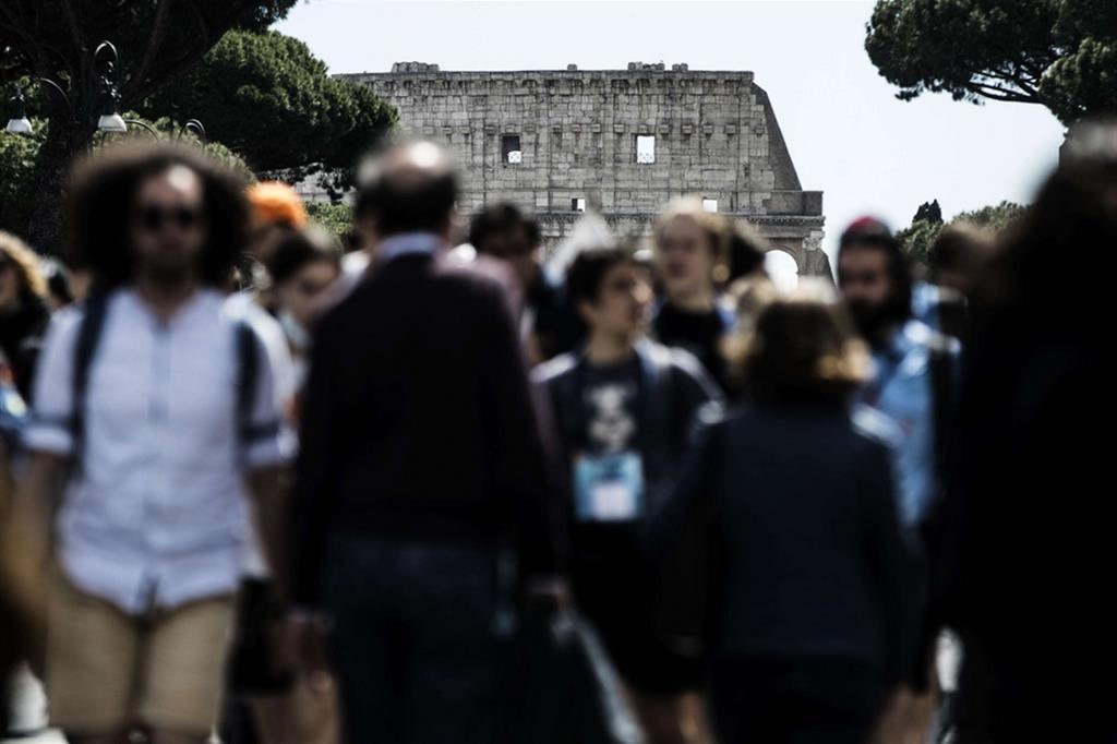 Turisti affollano le vie attorno al Colosseo, a Roma