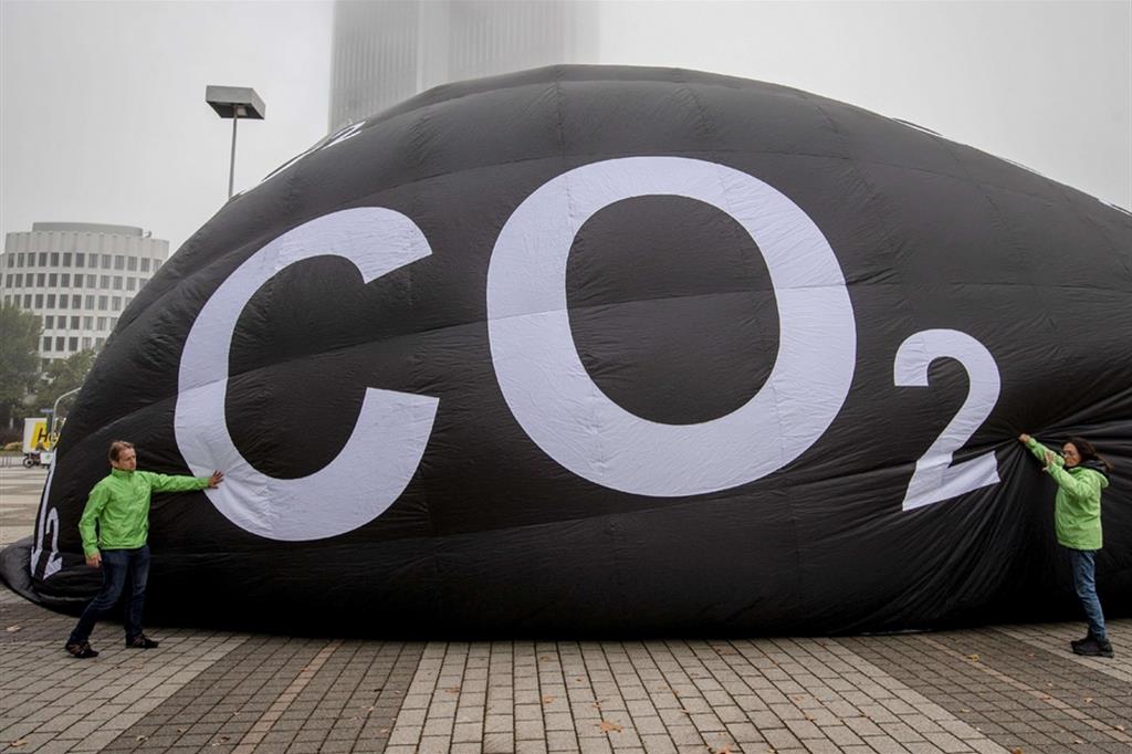 Una protesta contro l'automobile degli ambientalisti di Greenpace in Germania
