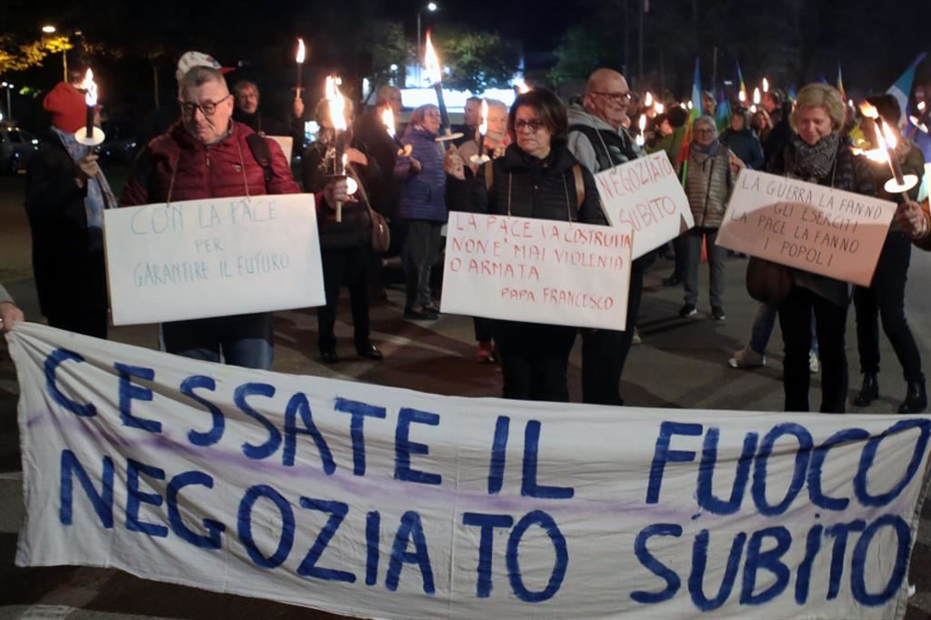 Fiaccolata per la pace a Nonantola (Modena) alla vigilia della marcia per la pace a Roma