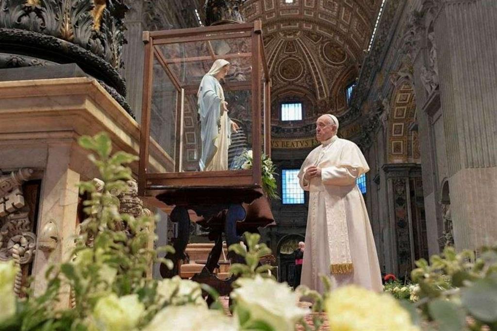 La statua della Vergine della Medaglia miracolosa pellegrina in tutta Italia