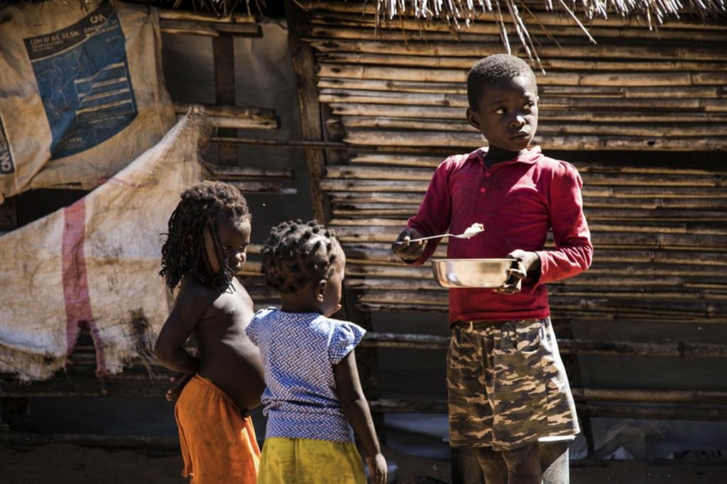 Bambini profughi fuggiti con le loro famiglie dai combattimenti nella provincia di Capo Delgado, in Mozambico