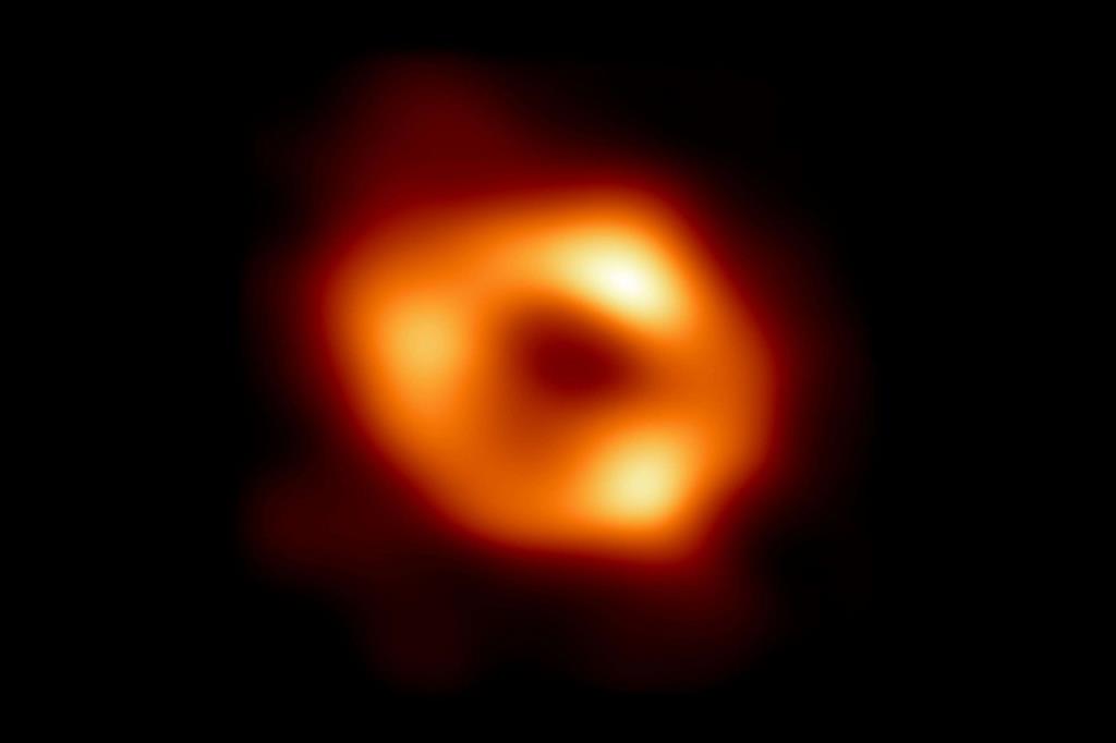 La straordinaria immagine del buco nero al centro della Via Lattea