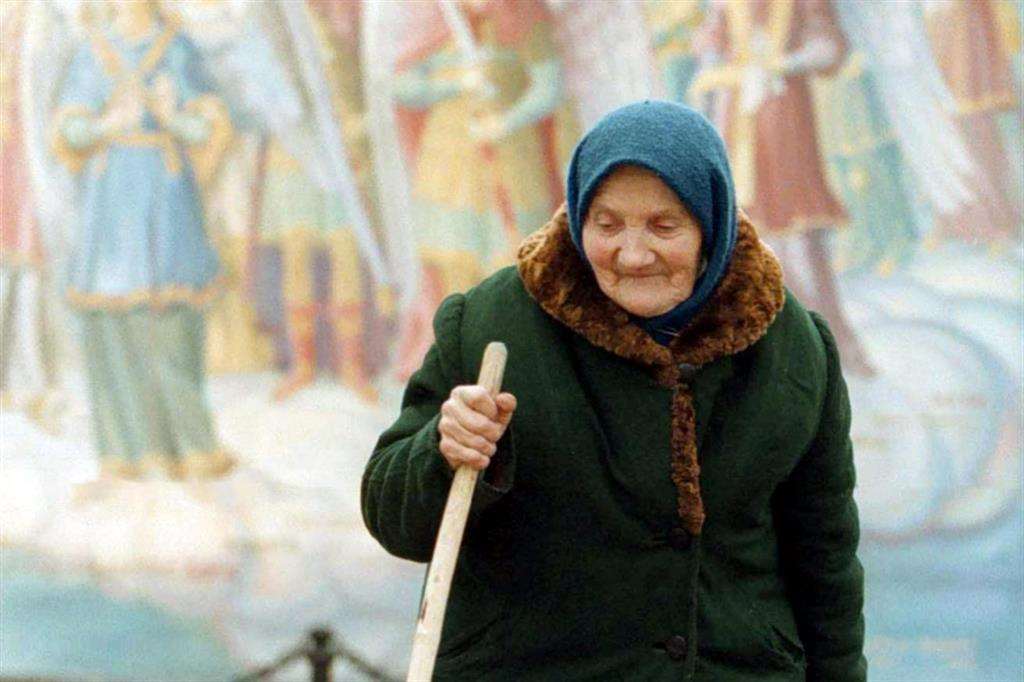 Un'anziana passa davanti alla Cattedrale ortodossa di Kiev