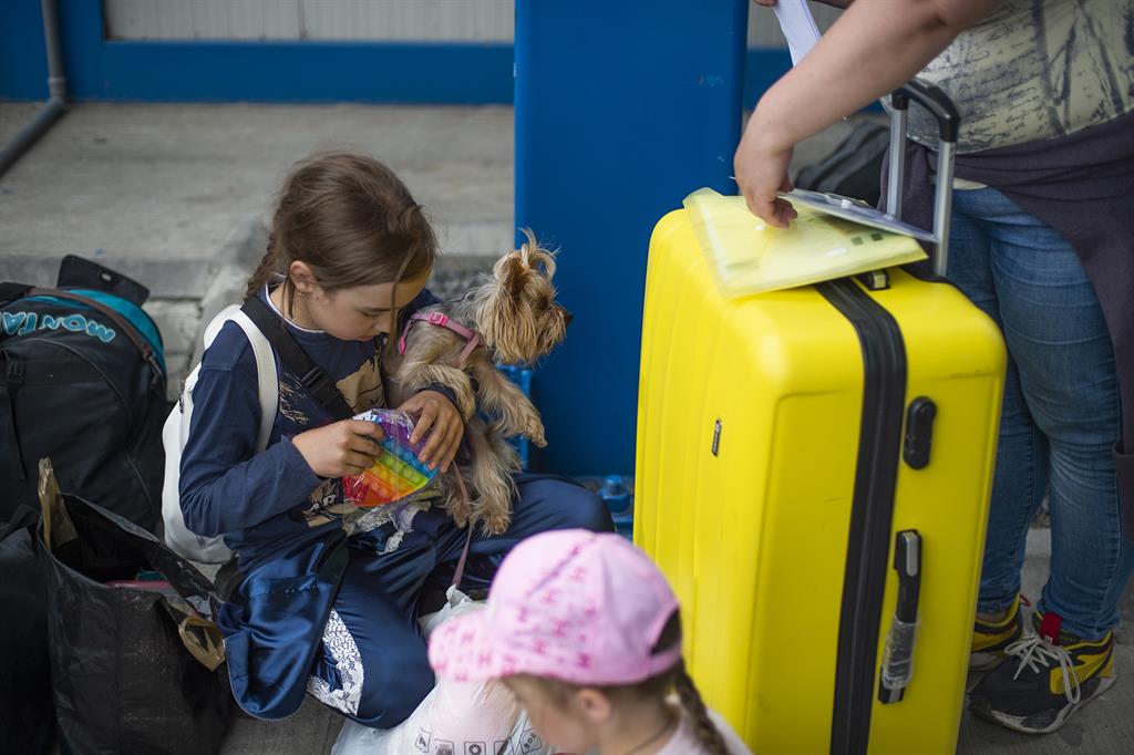 Una bimba che, nel traggitto dall'Ucraina alla Romania, non ha mai lasciato per un secondo il suo cagnolino