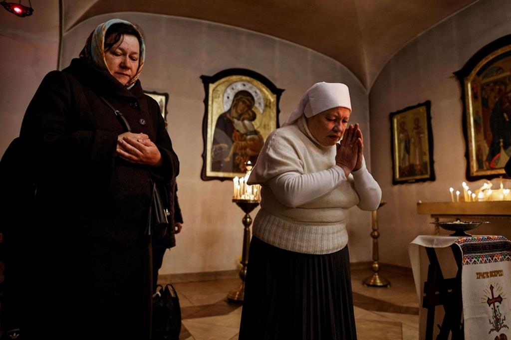 Preghiera durante la Messa di Pasqua a Bucha, in Ucraina