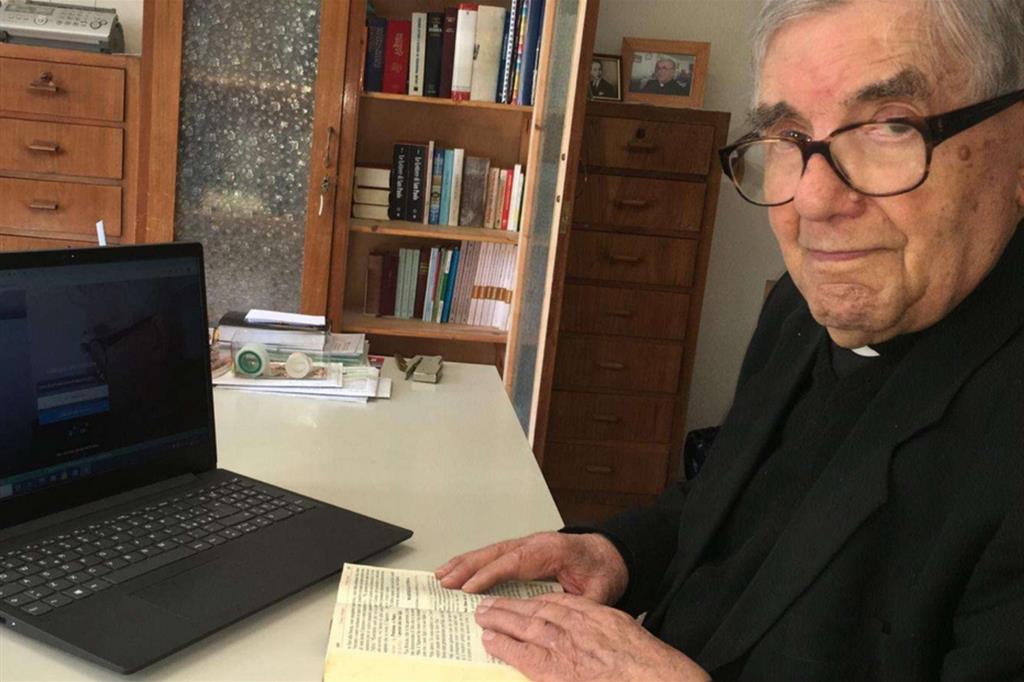 Don Mansueto Fabbri, 75 anni di Messa, davanti al suo computer