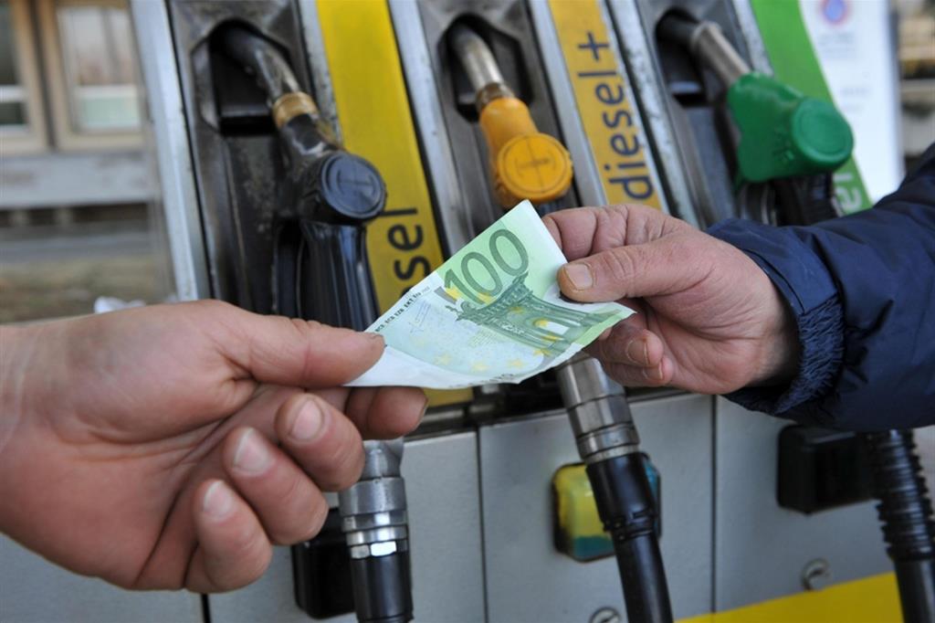 Bonus benzina: come funziona e a chi spettano i 200 euro