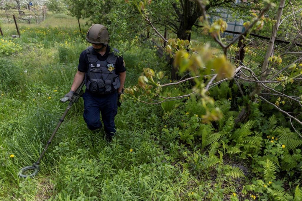Un'operazione di sminamento dopo il ritiro degli occupanti russi in un giardino di Borodianka, nei pressi di Kiev