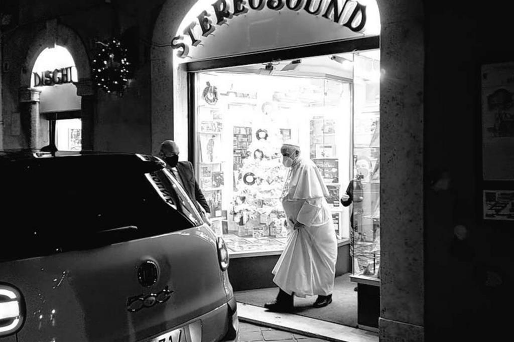Il Papa all'uscita da un negozio di dischi a Roma