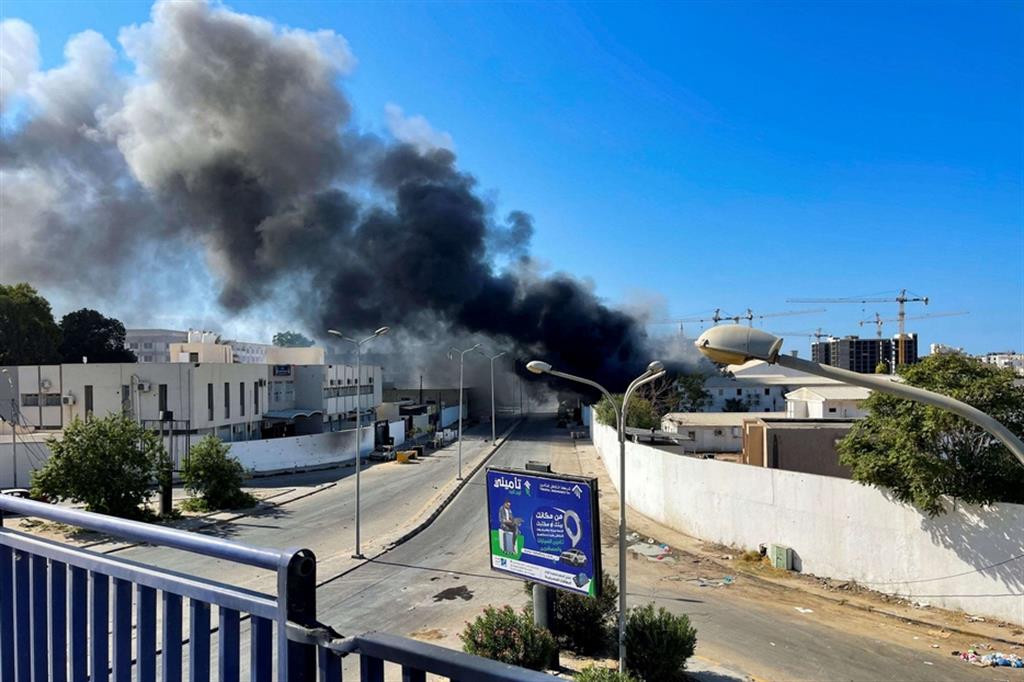 Il fumo degli scontri nella periferia di Tripoli verso l'aeroporto