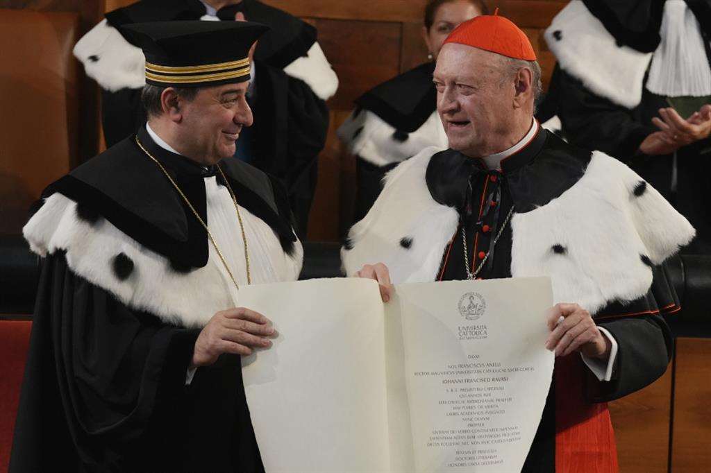 Il rettore dell'Università Cattolica del Sacro Cuore di Milano, Franco Anelli, consegna la Laurea ad Honorem al cardinale Gianfranco Ravasi