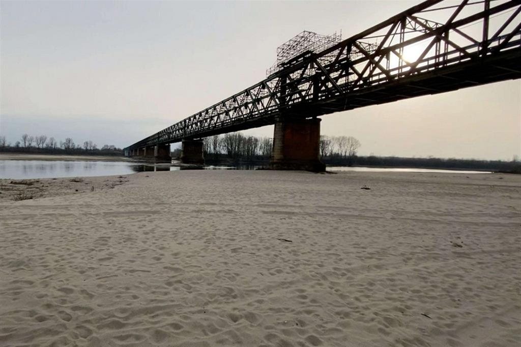 Il Po in secca al ponte della Becca, in provincia  di Pavia, in questi giorni. Il fiume non è mai stato così  negli ultimi 70 anni
