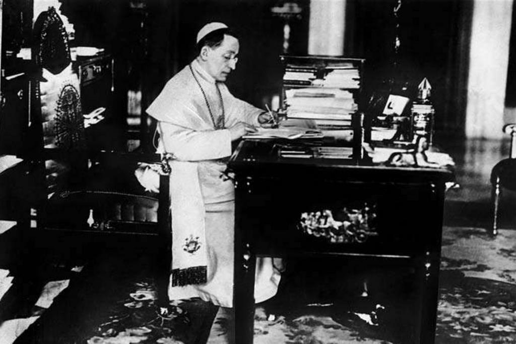 Benedetto XV alla scrivania
