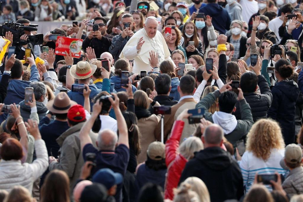 Il Papa riprende le catechesi in piazza San Pietro, osservando che non sempre nelle società c'è l'attenzione a restituire ai nostri vecchi l'amore ricevuto, con la tenerezza e il rispetto dovuti