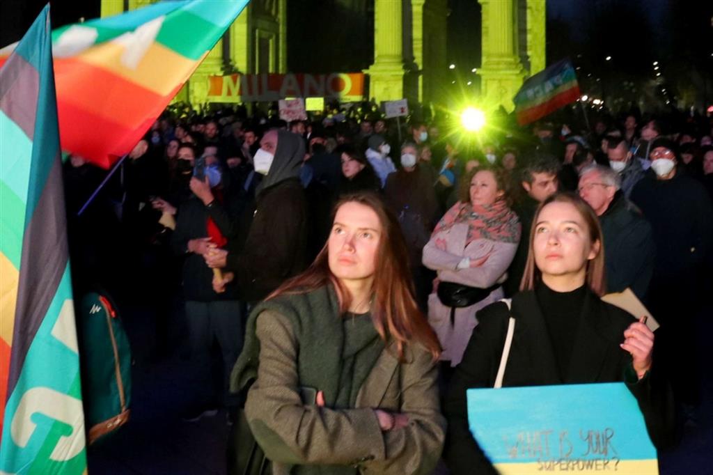 Manifestazione contro la guerra all’Arco della Pace di Milano