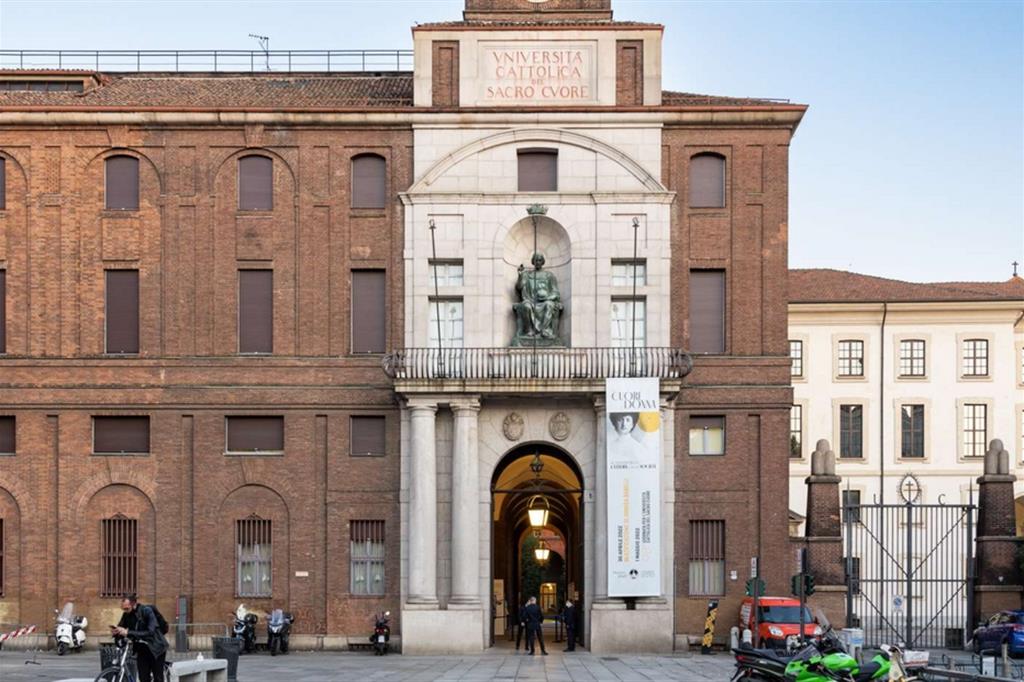 L'ingresso dell'Università Cattolica del Sacro Cuore di Milano