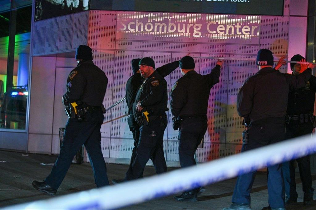 Poliziotti ad Harlem mettono le transenne attorno al luogo dove un agente è stato ucciso e un altro gravemente ferito