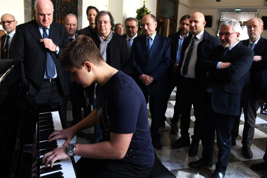 Danijl al pianoforte in Conservatorio, a Palermo, alla presenza delle autorità