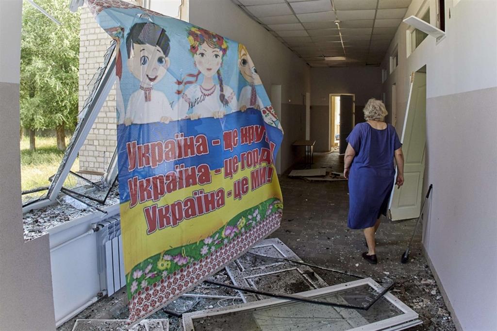 Il corridoio di una scuola media a Kharkiv devastata dagli attacchi delle truppe russe: molto edifici sono stati risistemati per consentire le lezioni