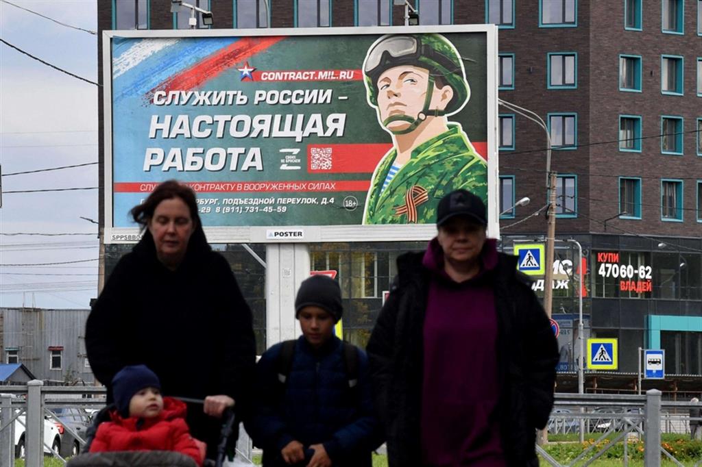 San Pietroburgo, un cartellone esorta ad arruolarsi nell'esercito: "Servire la Russia è un vero lavoro"