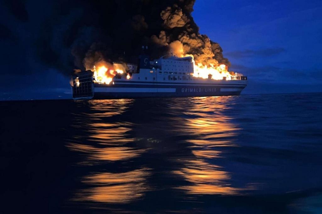 In fiamme traghetto diretto a Brindisi: 12 dispersi