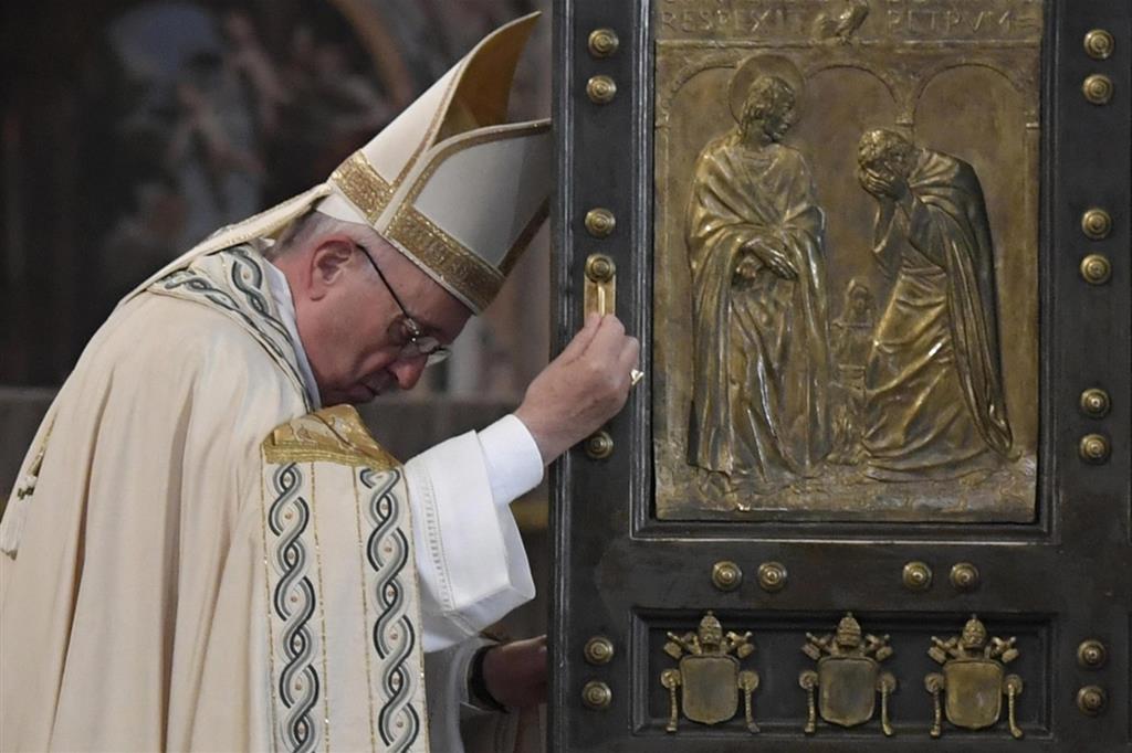 Papa Francesco chiude la Porta Santa in San Pietro al termine dell'Anno Santo straordinario della Misericordia
