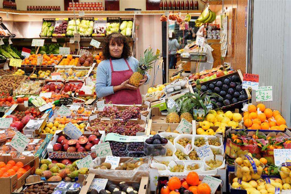 Il banco di frutta e verdura di Lucia Tatoli al mercato comunale coperto di Via Chiarelli, a Milano
