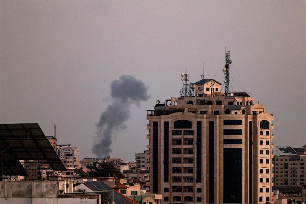 Il fumo provocato dalle esplosioni dei raid israeliani nella Striscia di Gaza