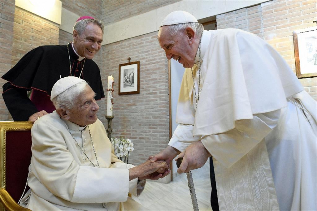 Benedetto XVI in un'immagine dello scorso agosto, con papa Francesco