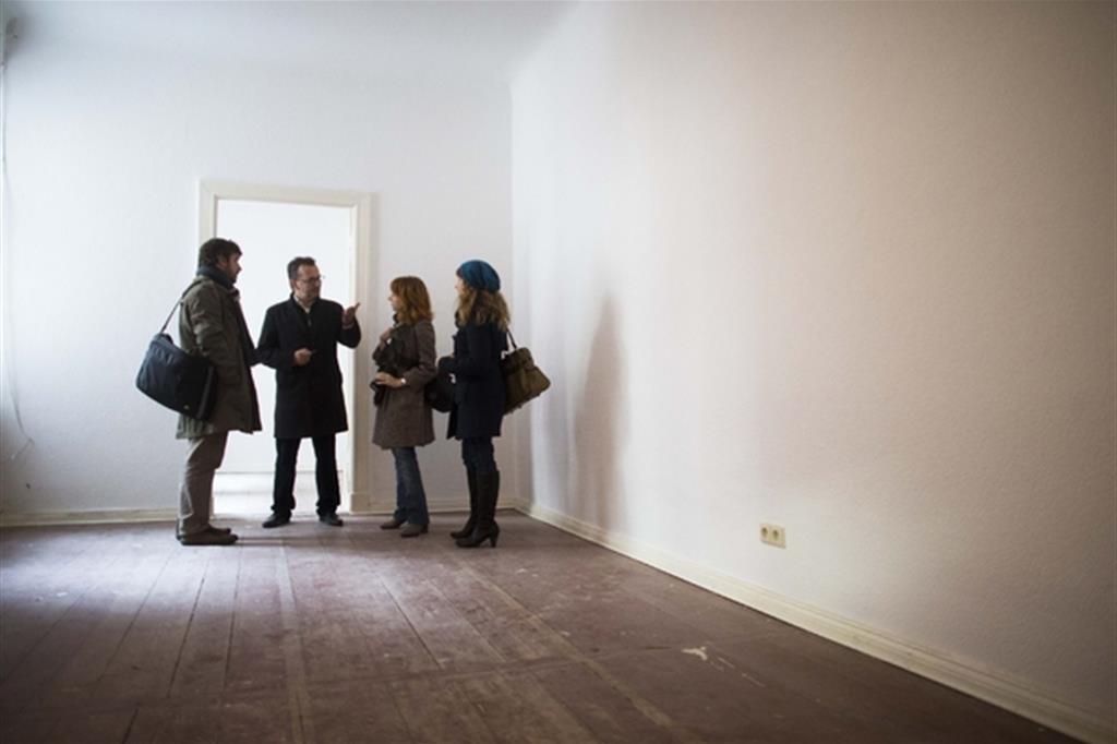 Un agente immobiliare mostra una casa ad alcuni possibili acquirenti