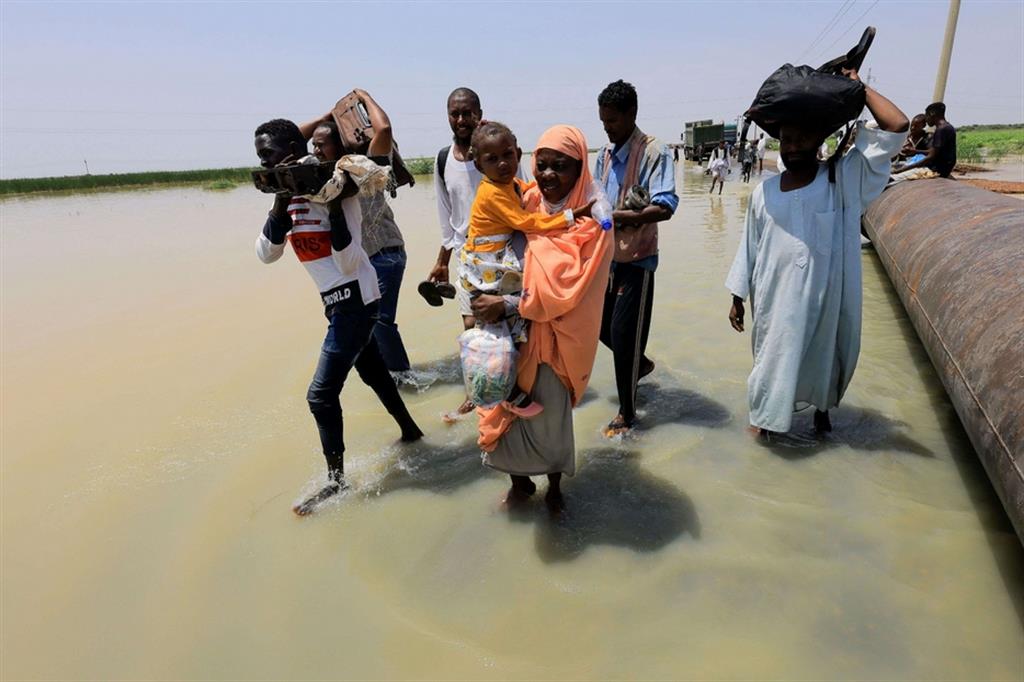 Piogge torrenziali e inondazioni stanno mettendo in ginocchio il Sudan. Secondo l'Ufficio delle Nazioni Unite per il coordinamento degli affari umanitari, almeno 83 persone sono morte e 156mila hanno subito danni o sono rimaste ferite dall'inizio della stagione delle piogge in maggio. Eventi climatici estremi che hanno "raddoppiato" i danni rispetto allo stesso periodo dell'anno scorso con decine di migliaia di case distrutte nel Paese dell'Africa nord-orientale. - Reuters
