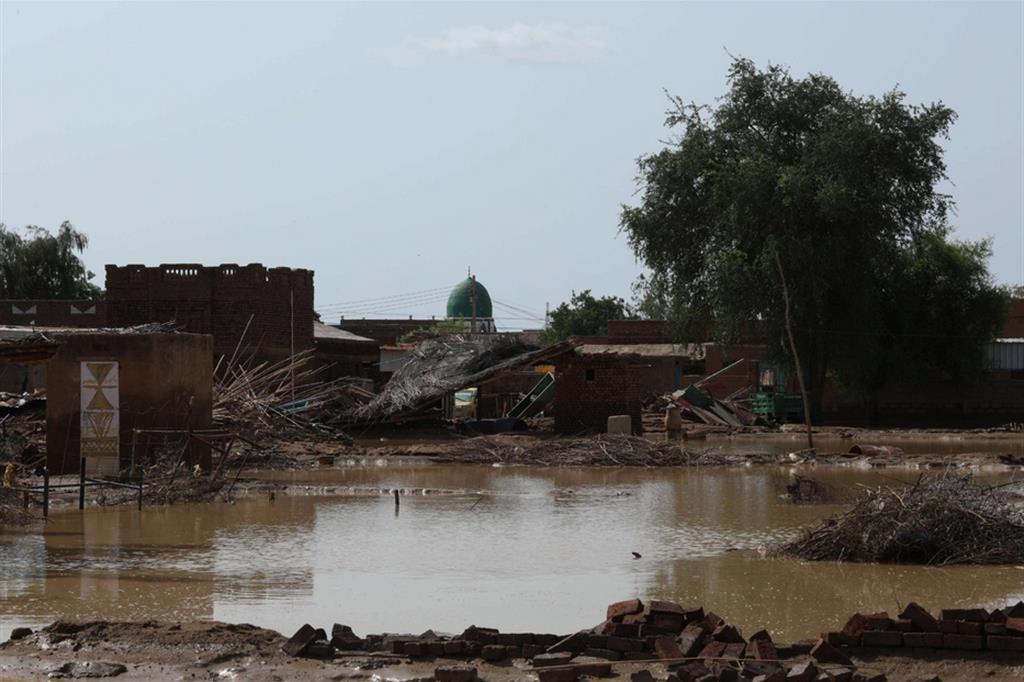L'acqua ha cancellato almeno 12.500 case e ne ha danneggiate 21.400. Inoltre, almeno 238 strutture sanitarie e 1.560 fonti d'acqua hanno subito danni così come sono oltre 45.000 gli scolari rimasti senza aule scolastiche. Lo stato di emergenza è stato dichiarato in 6 dei 18 stati del Paese: il Nilo, Al-Jazeera, White Nile, West Kordofan, South Darfur e Kassala, dove le forti inondazioni hanno temporaneamente limitato i rifornimenti commerciali e umanitari. - Reuters