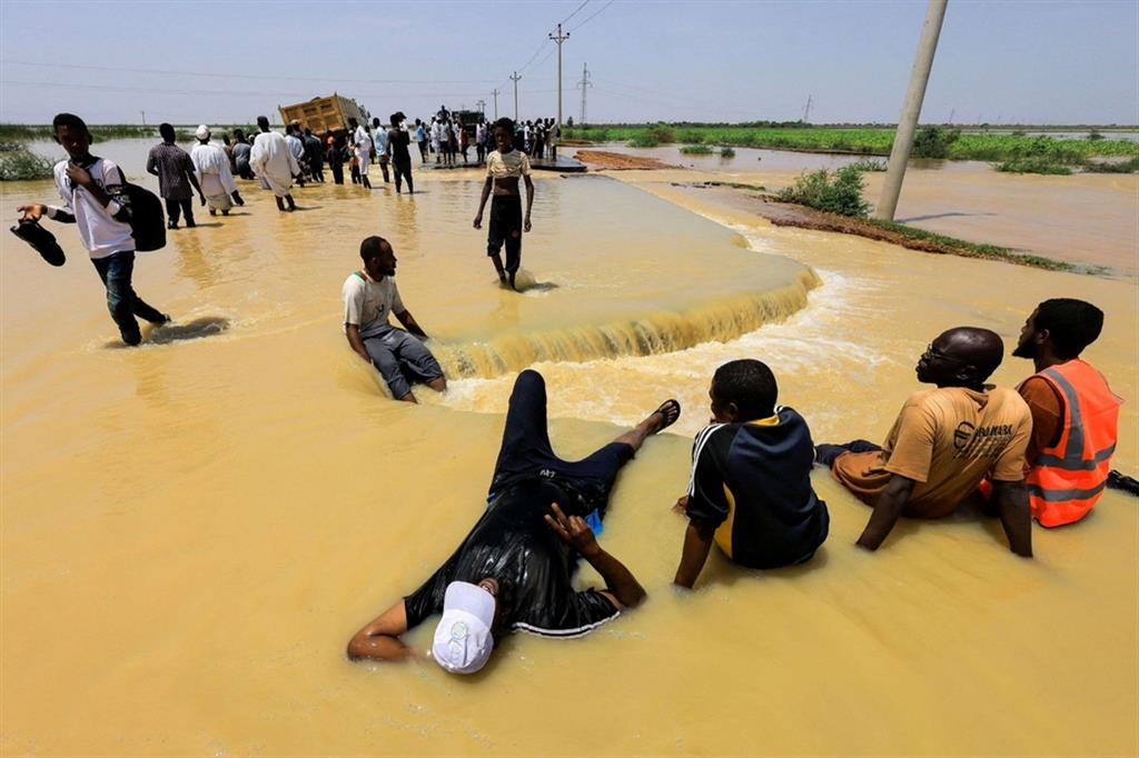 Piogge e inondazioni torrenziali hanno distrutto almeno 9.600 case e danneggiato altre 22.000 in 14 stati. Gli stati più colpiti sono il Darfur centrale (41.670 persone), il Darfur meridionale (28.730), il fiume Nilo (15.720), il Darfur occidentale (15.500), il Nilo bianco (13.920), il Kordofan occidentale (5.860) e il Kordofan meridionale (5.770), tra gli altri. - Reuters