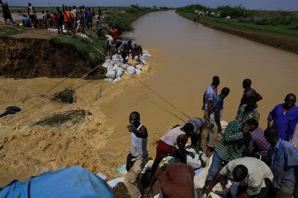 Le inondazioni hanno colpito almeno 238 strutture sanitarie, 1.560 fonti d’acqua e oltre 1.500 latrine sono state danneggiate o spazzate via. Le persone hanno perso oltre 330 capi di bestiame e oltre 5.200 feddan (18,9 chilometri quadrati) di terreni agricoli sono stati colpiti dalle inondazioni. Nel 2022, più di 460.000 persone potrebbero essere colpite dalle inondazioni, secondo il Piano di risposta alle emergenze del Sudan del 2022. Nel 2021 circa 314.500 persone sono state colpite in tutto il Sudan, mentre tra il 2017 e il 2021 le inondazioni hanno colpito in media 388.600 persone all’anno. - Reuters