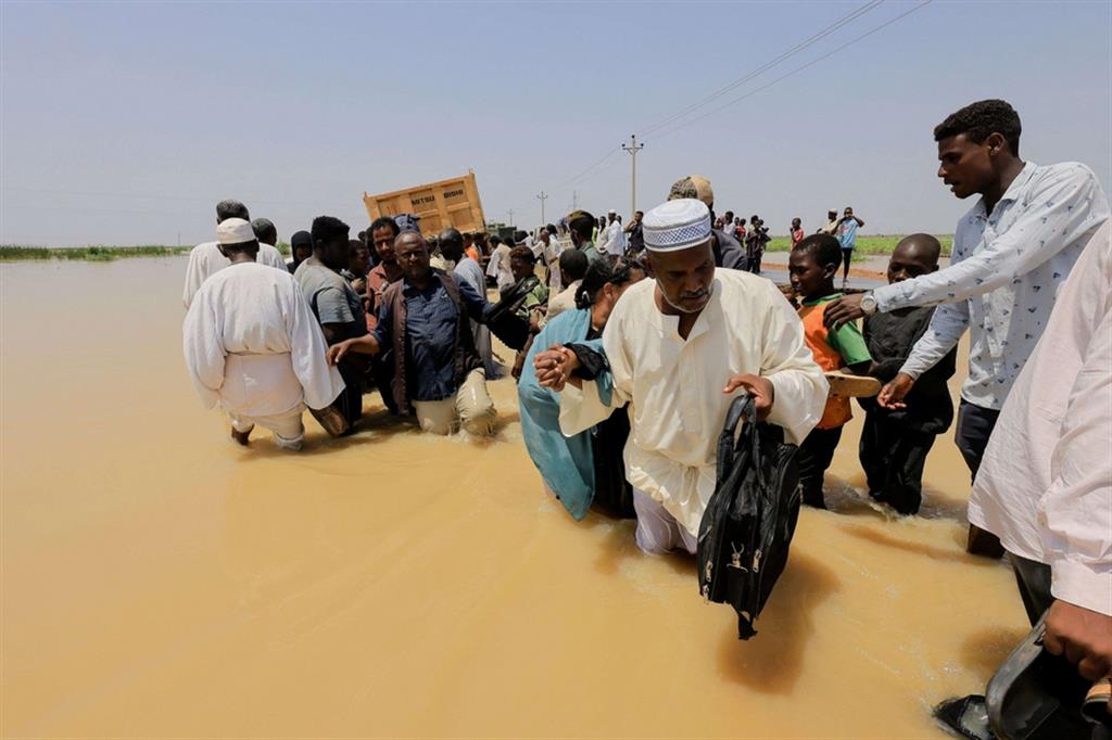 Le Nazioni Unite e i partner umanitari hanno inviato aiuti umanitari per oltre 40.000 persone colpite dalle inondazioni e altre migliaia riceveranno assistenza umanitaria nei prossimi giorni e settimane, ha detto il Coordinatore umanitario in Sudan Eddie Rowe in una dichiarazione. “Le organizzazioni umanitarie hanno inviato aiuti umanitari a circa 40.000 persone che sono state colpite da forti piogge e inondazioni. Almeno 9.700 persone colpite dalle inondazioni nella più ampia area del Kordofan, nel Darfur orientale, nel Darfur centrale e nel Darfur meridionale hanno già ricevuto forniture per rifugi”, ha affermato Rowe. “Amplieremo l’assistenza non appena alcune delle aree che sono state tagliate fuori saranno di nuovo accessibili e saremo in grado di fornire i rifornimenti agli stati colpiti, tra cui Aj Jazirah e altri”, ha aggiunto. - Reuters