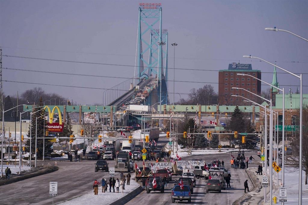 Le file dei camion all'Ambassador Bridge che collega Ontario (Canada( al Michigan