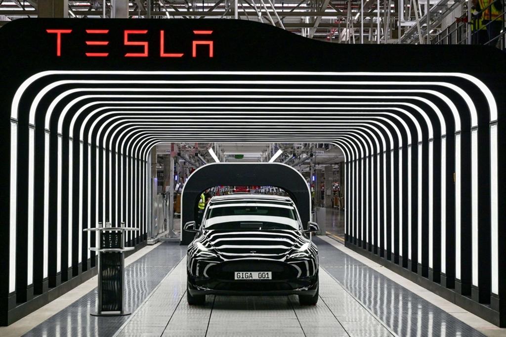 Tesla riapre a Shanghai: i dipendenti dormiranno in fabbrica