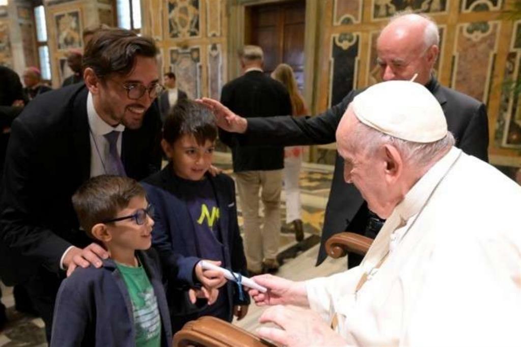 Papa Francesco con una famiglia all'incontro con il Pontificio Istituto teologico Giovanni Paolo II