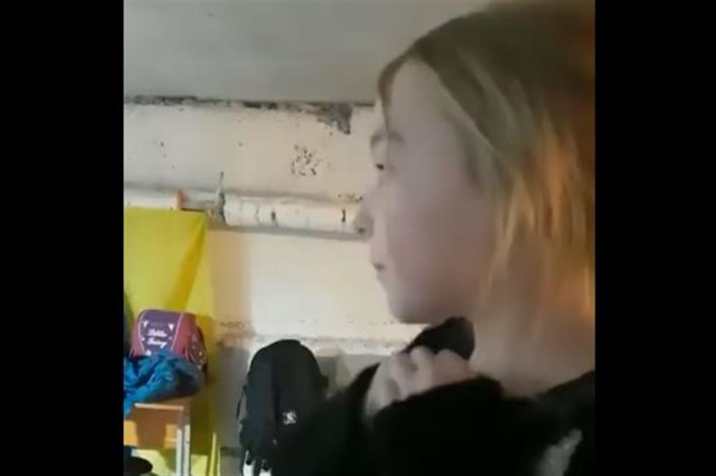 La bambina nel rifugio incanta tutti cantando Frozen / Il video