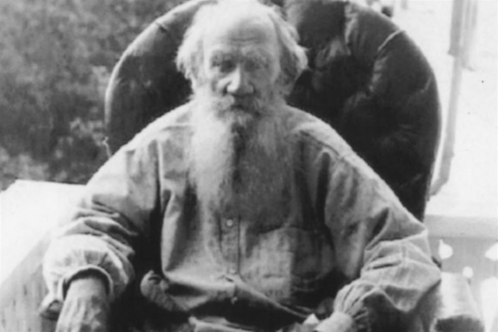 Tolstoj nella sua casa di Krasnaja Poljana nel 1908