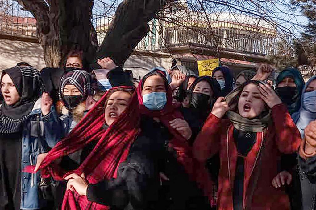 Donne protestano a Kabul contro il divieto per loro di frequentare l'università. Ma i taleban vogliono escludere le ragazze da tutte le scuole