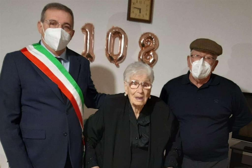 Castellammare, nonnina compie 108 anni. Altri 14 ultracentenari