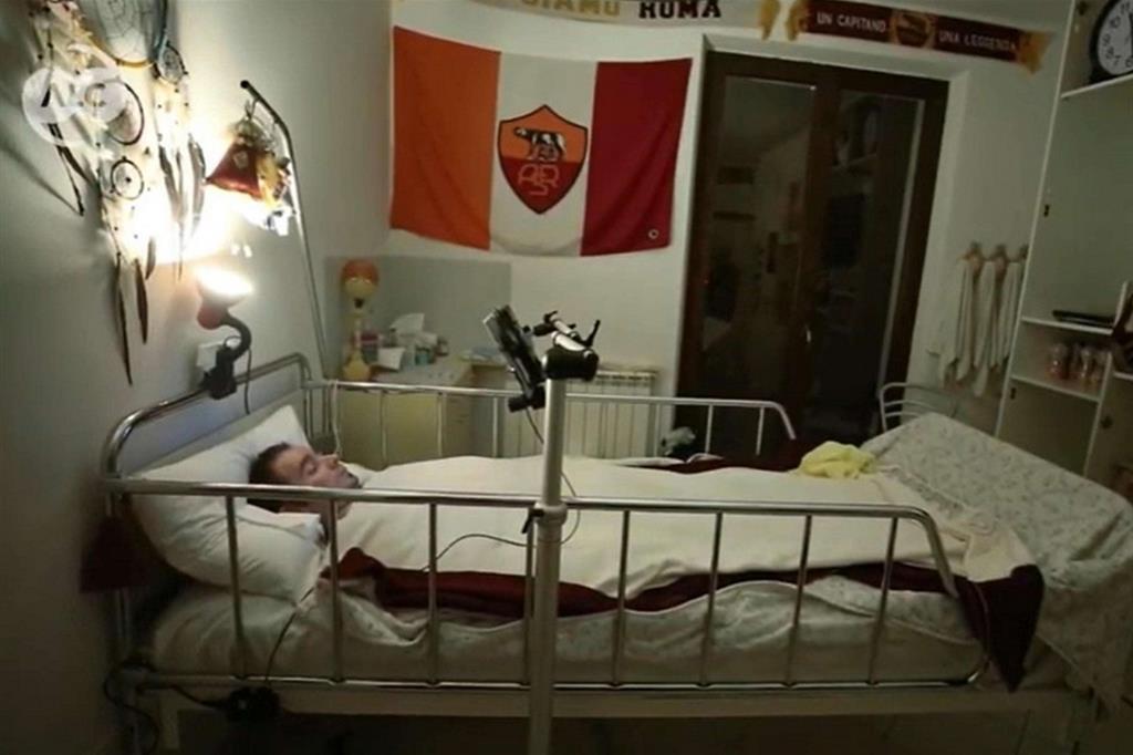 Fabio Ridolfi nel letto della sua casa