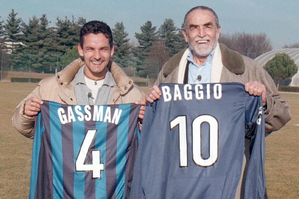 Scambio di maglie tra Roberto Baggio e Vittorio Gassman ad Appiano Gentile