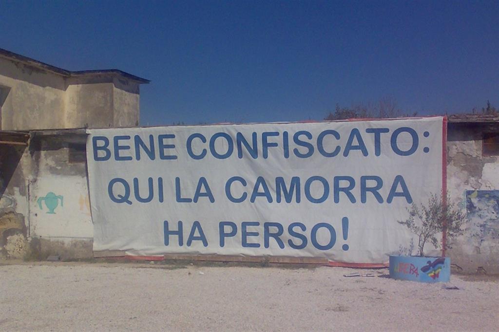 Uno striscione comparso a Castel Volturno nel 2012 in occasione della confisca di un bene alla camorra